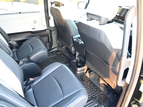 Used 2025 Toyota Sienna XSE image 39