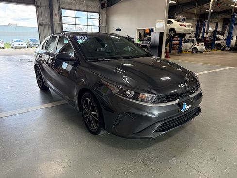 Used 2024 Kia Forte LXS FWD image 4