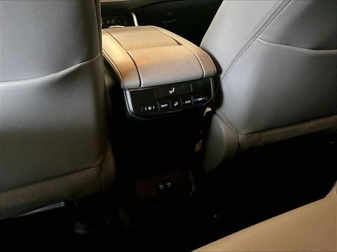 Used 2021 Toyota Highlander XLE AWD/4WD image 28