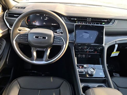 New 2025 Jeep Grand Cherokee Limited w/ Luxury Tech Group II image 16