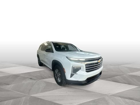 Used 2025 Chevrolet Traverse LT FWD image 2