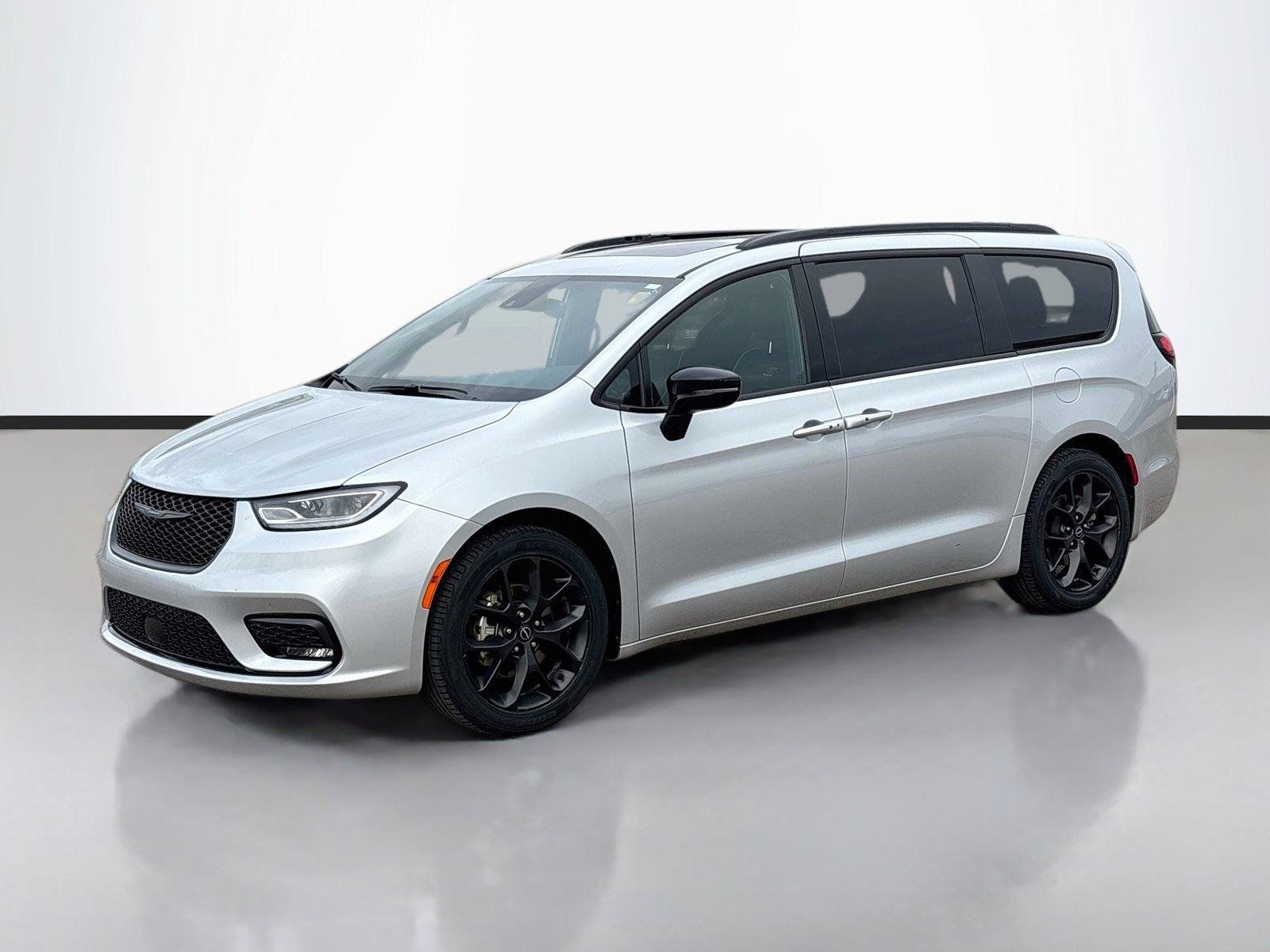 Certified 2026 Chrysler Pacifica Limited w/ S Appearance Package FWD image 4
