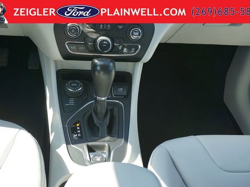 Used 2021 Jeep Cherokee Latitude Plus AWD/4WD image 15
