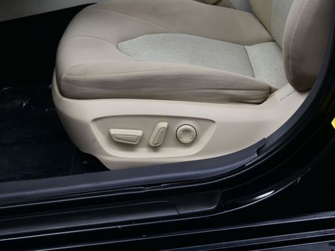 Used 2021 Toyota Camry LE FWD image 10