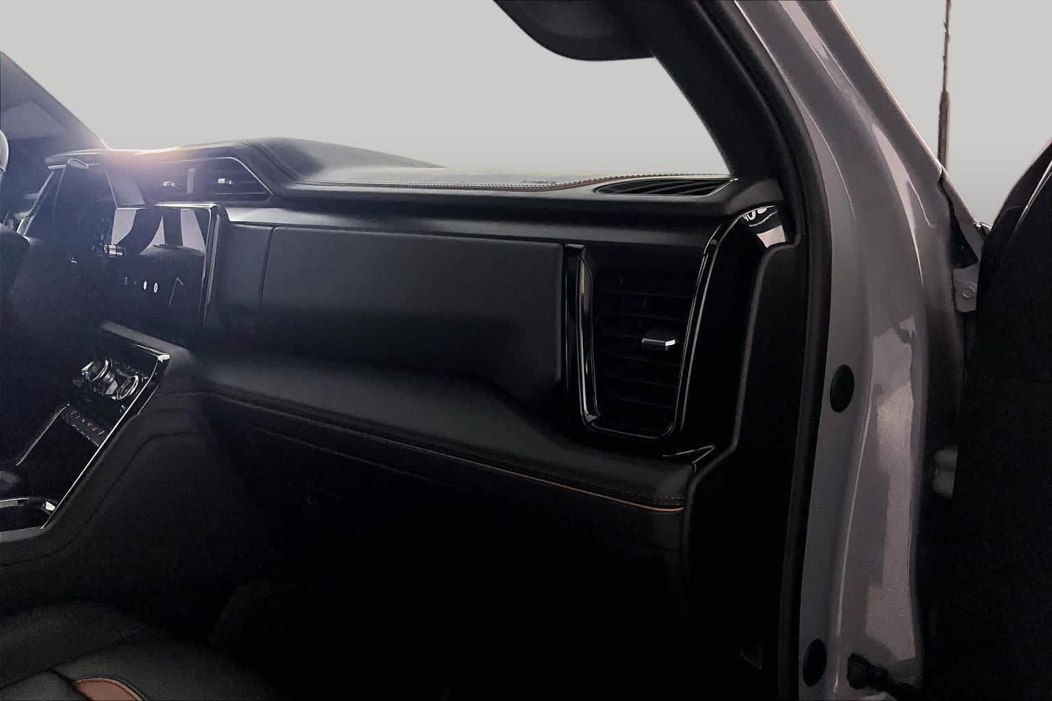 Used 2024 GMC Sierra 2500 AT4 w/ AT4 Premium Plus Package AWD/4WD image 17