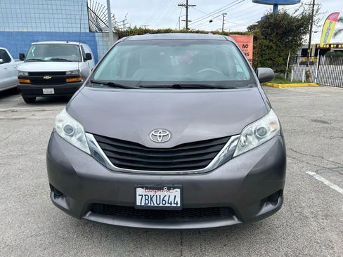 Used 2013 Toyota Sienna LE w/ Towing Pkg image 2
