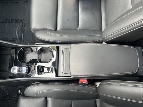 Used 2025 Volvo XC40 B5 Plus AWD/4WD image 26