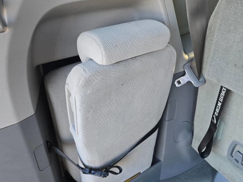 Used 2012 Toyota Sienna LE w/ Towing Pkg image 25