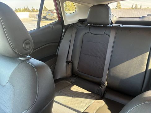Used 2025 Chevrolet Trax LT w/ LT Convenience Package FWD image 38