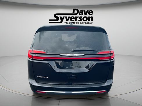 Used 2025 Chrysler Pacifica Select FWD image 5