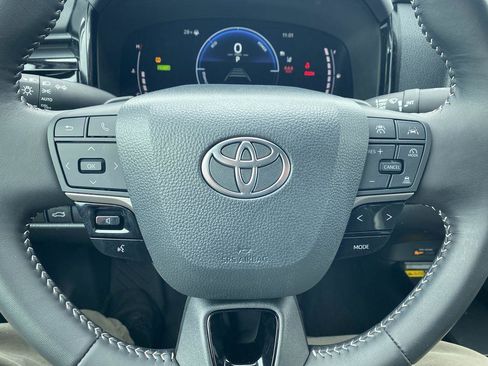 Used 2025 Toyota Camry SE image 14