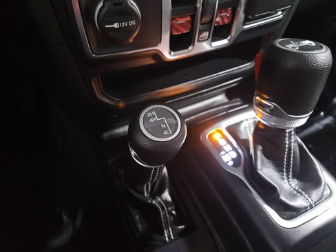 Used 2018 Jeep Wrangler Unlimited Sahara w/ Uconnect 4C Nav & Sound Group AWD/4WD image 24