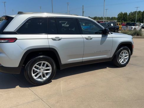 Used 2023 Jeep Grand Cherokee Laredo AWD/4WD image 9