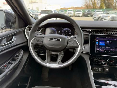 Certified 2025 Jeep Grand Cherokee Altitude image 14