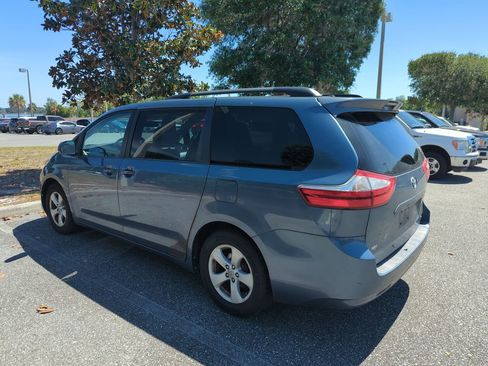 Used 2015 Toyota Sienna LE image 3