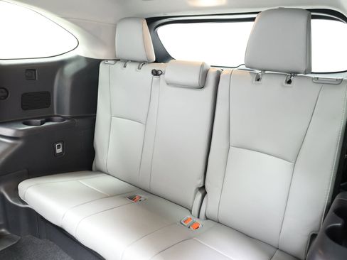 Used 2022 Toyota Highlander Limited FWD image 4