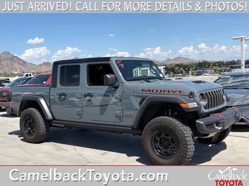 Used 2025 Jeep Gladiator Mojave w/ Convenience Group AWD/4WD image 1