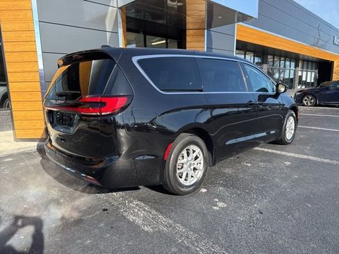 Used 2024 Chrysler Pacifica Touring-L image 27