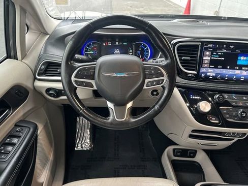 Used 2021 Chrysler Pacifica Touring-L image 16