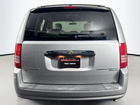 Used 2009 Chrysler Town & Country Touring image 6