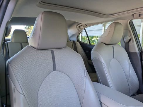 Used 2021 Toyota Camry XLE w/ Navigation Upgrade Package image 6