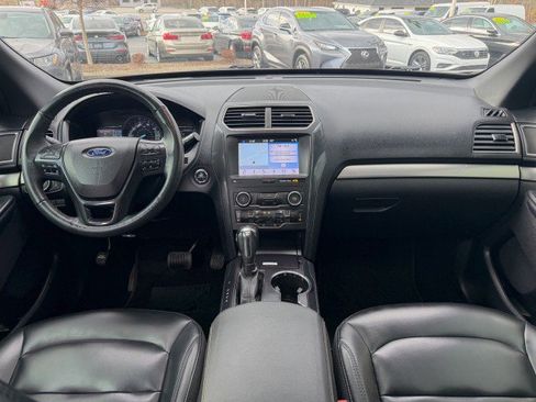 Used 2019 Ford Explorer XLT w/ Equipment Group 202A image 6