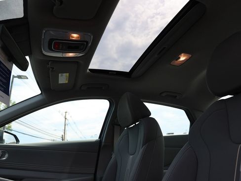 Certified 2025 Hyundai Elantra SEL FWD image 17