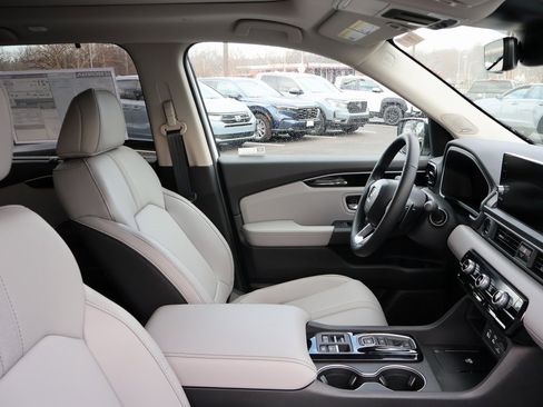 New 2025 Honda Pilot Touring image 8