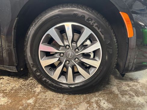 Used 2023 Chrysler Pacifica Touring-L image 32