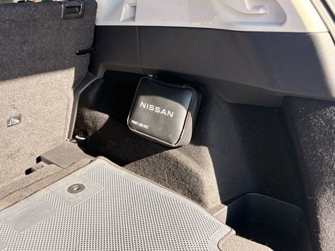 Used 2023 Nissan Rogue SL w/ SL Premium Package image 13