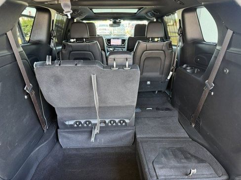 Used 2025 Chrysler Pacifica Limited FWD image 19