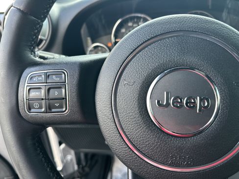 Used 2016 Jeep Wrangler Unlimited Rubicon w/ Dual Top Group AWD/4WD image 25
