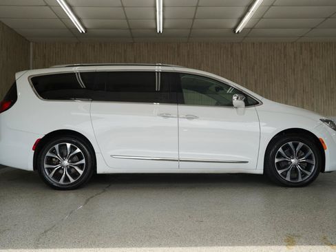 Used 2017 Chrysler Pacifica Limited w/ UConnect Theater Package FWD image 6