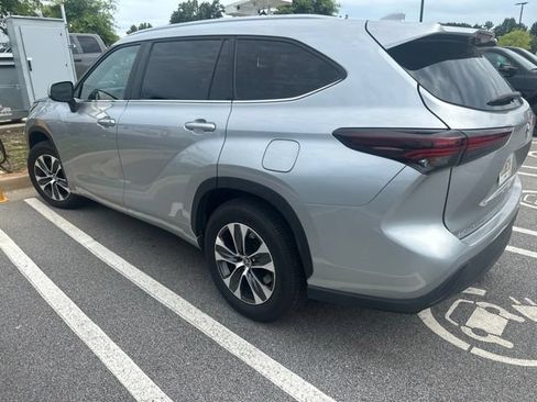 Used 2024 Toyota Highlander XLE FWD image 2