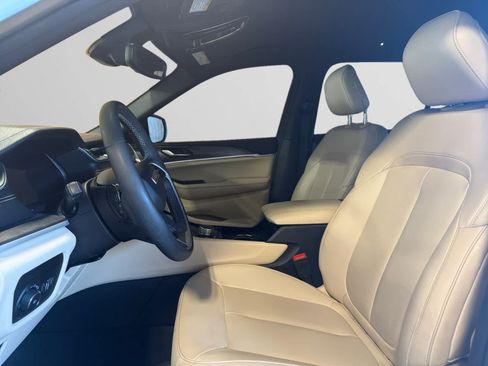 Used 2023 Jeep Grand Cherokee L Limited RWD image 9