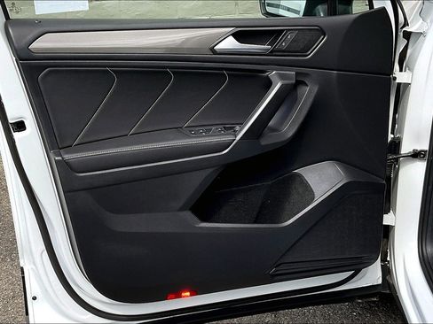 Certified 2022 Volkswagen Tiguan SE w/ Panoramic Sunroof Package image 22