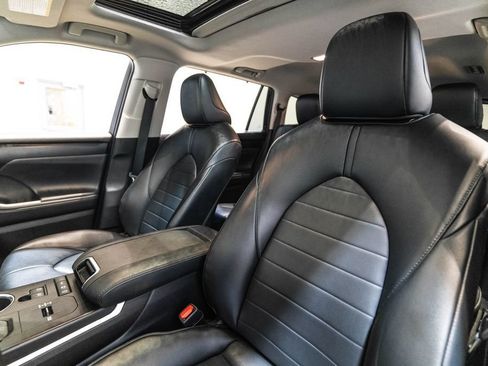 Used 2022 Toyota Highlander XLE AWD/4WD image 6