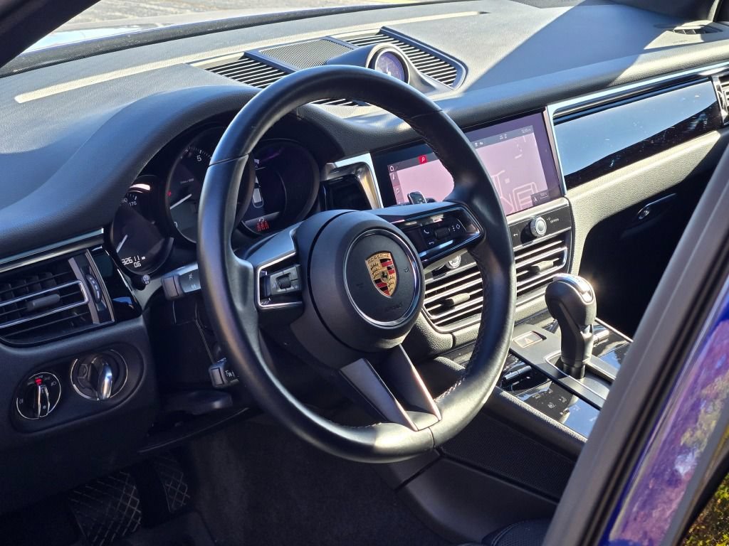 Certified 2024 Porsche Macan AWD/4WD image 4