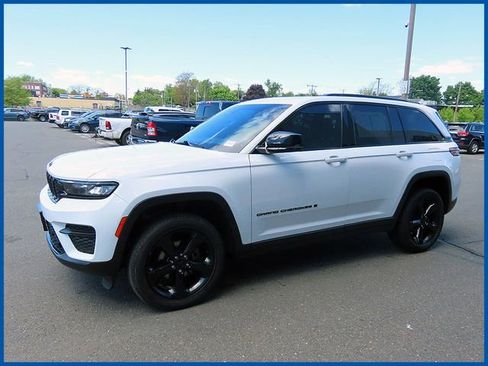 Used 2023 Jeep Grand Cherokee Altitude AWD/4WD image 3