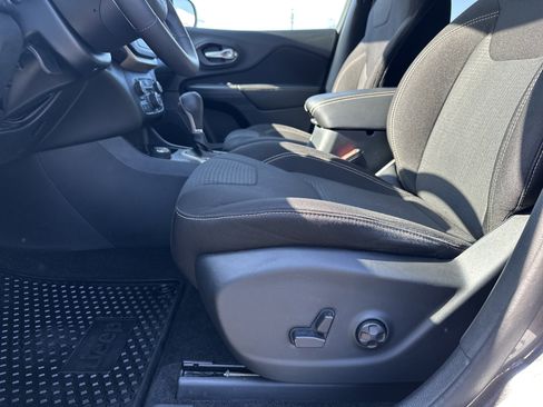 Used 2015 Jeep Cherokee Latitude w/ Comfort/Convenience Group image 11