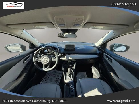 Used 2019 Toyota Yaris L image 17