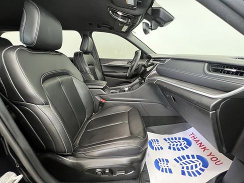 Used 2024 Jeep Grand Cherokee Limited w/ Black Appearance Package image 9