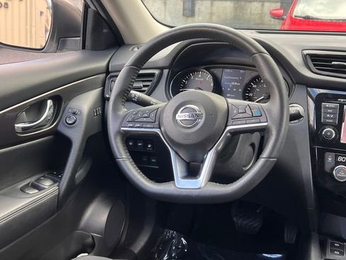 Used 2019 Nissan Rogue SV w/ Premium Package image 18