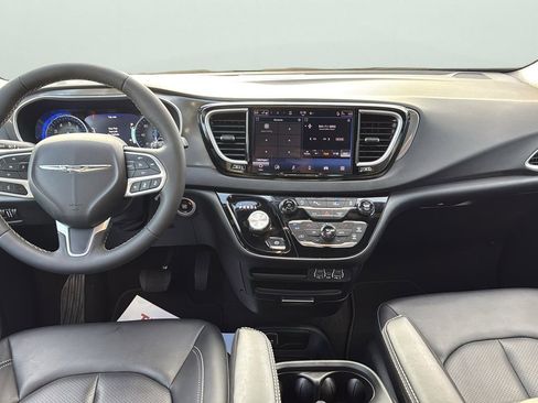Used 2025 Chrysler Pacifica Select image 21