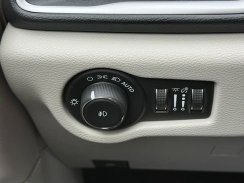 Used 2019 Chrysler Pacifica Touring Plus w/ Tire & Wheel Group FWD image 45