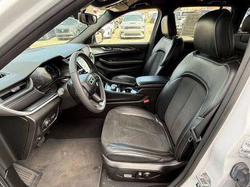 Used 2023 Jeep Grand Cherokee Altitude AWD/4WD image 16