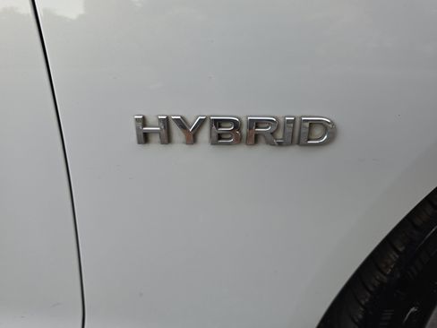 Used 2014 INFINITI Q50 Hybrid w/ Deluxe Technology Package RWD image 10