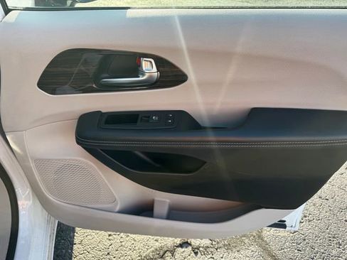 Certified 2023 Chrysler Pacifica Limited FWD image 13