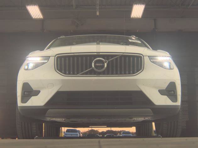 Used 2025 Volvo XC40 B5 Plus AWD/4WD image 4