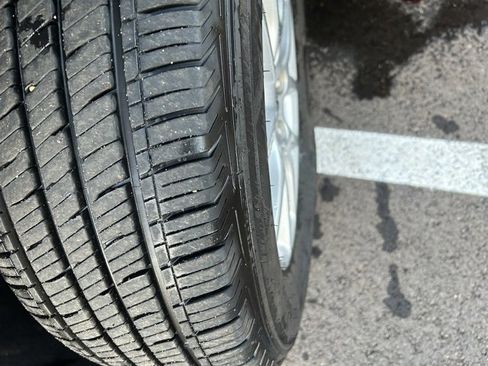 Used 2023 Chrysler Voyager LX image 4